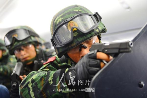 Membros da aviação civil da China realizam exercício antiterrorista