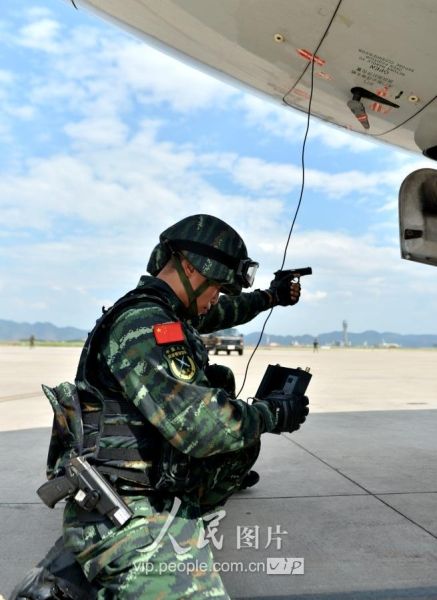 Membros da aviação civil da China realizam exercício antiterrorista