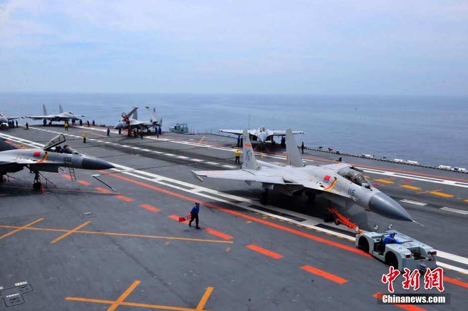Novos pilotos da Marinha chinesa fazem testes de voo em porta-aviões