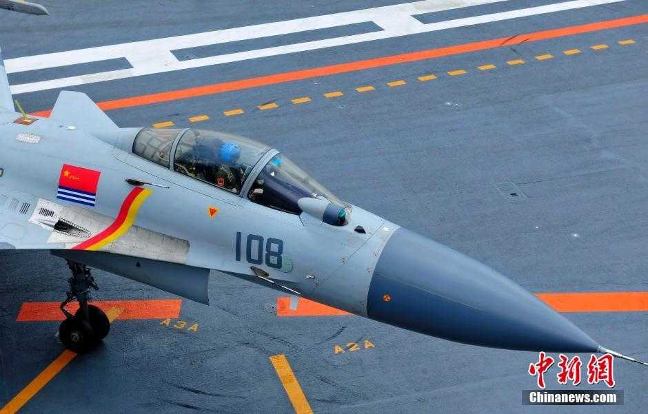 Novos pilotos da Marinha chinesa fazem testes de voo em porta-aviões
