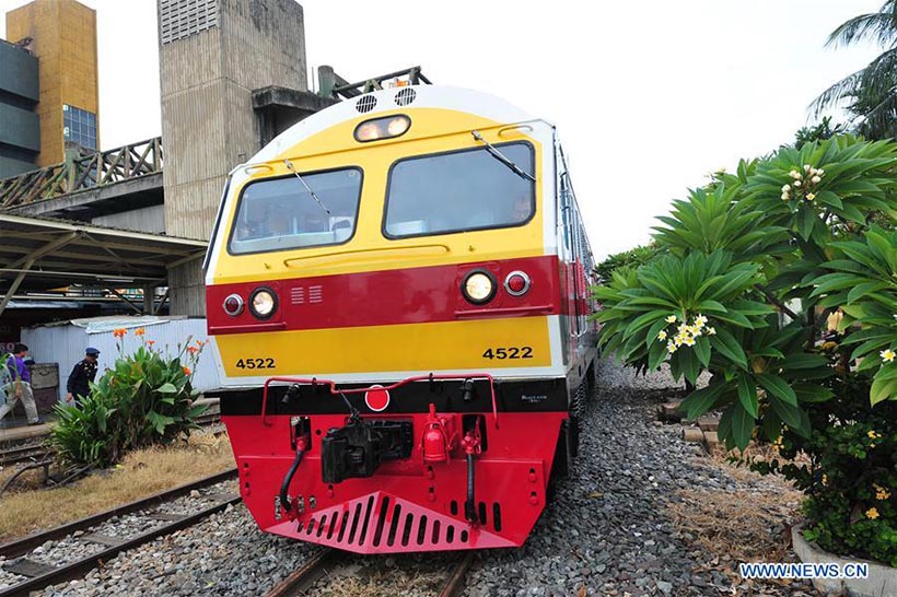 Trem fabricado na China entra em funcionamento na Tailândia