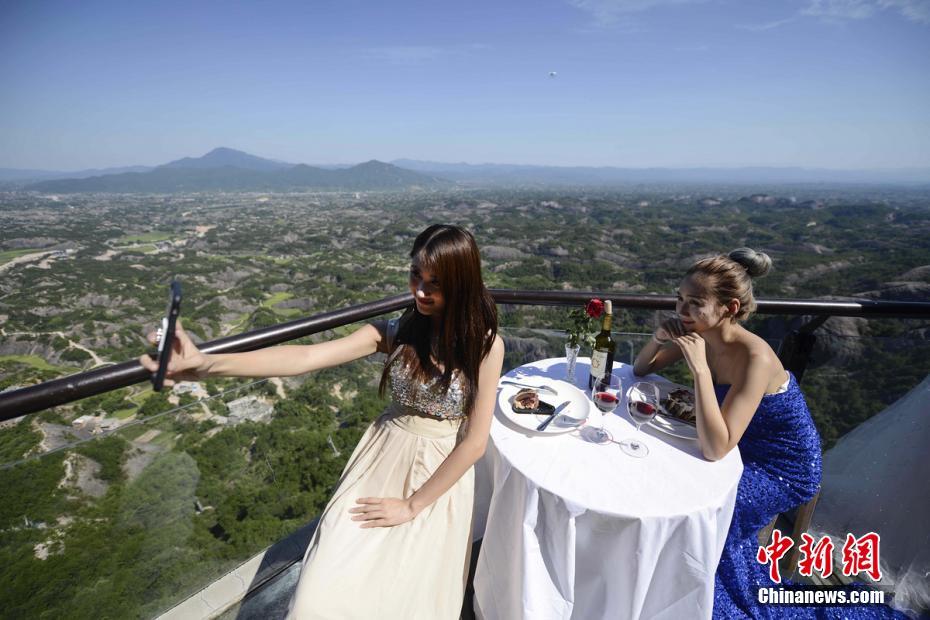 Restaurante usa skywalk de vidro para atrair visitantes