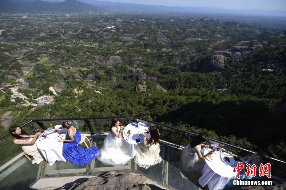 Restaurante usa skywalk de vidro para atrair visitantes