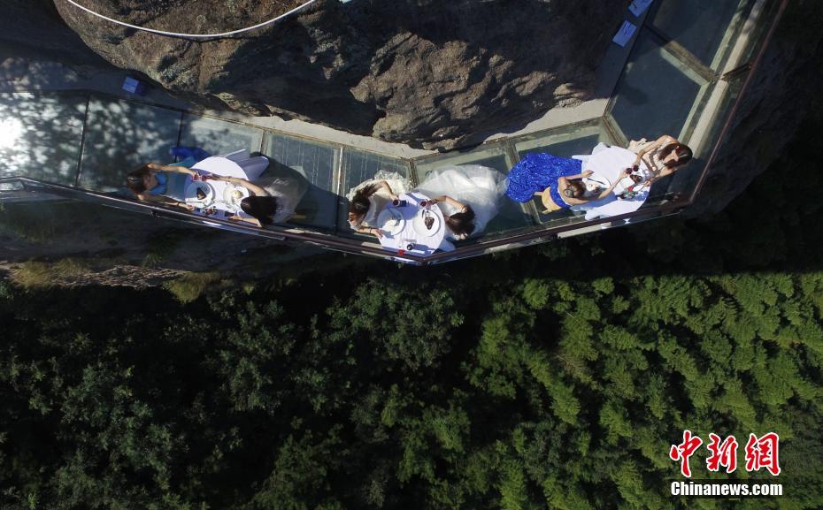 Restaurante usa skywalk de vidro para atrair visitantes