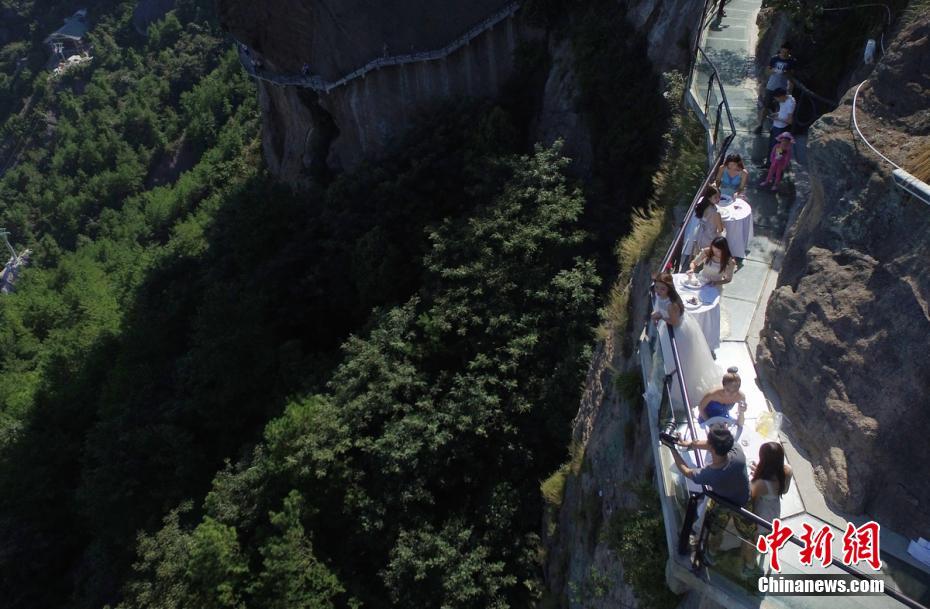 Restaurante usa skywalk de vidro para atrair visitantes