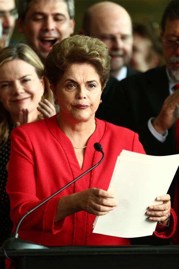 Temer assume presidência do Brasil, Rousseff promete resistência