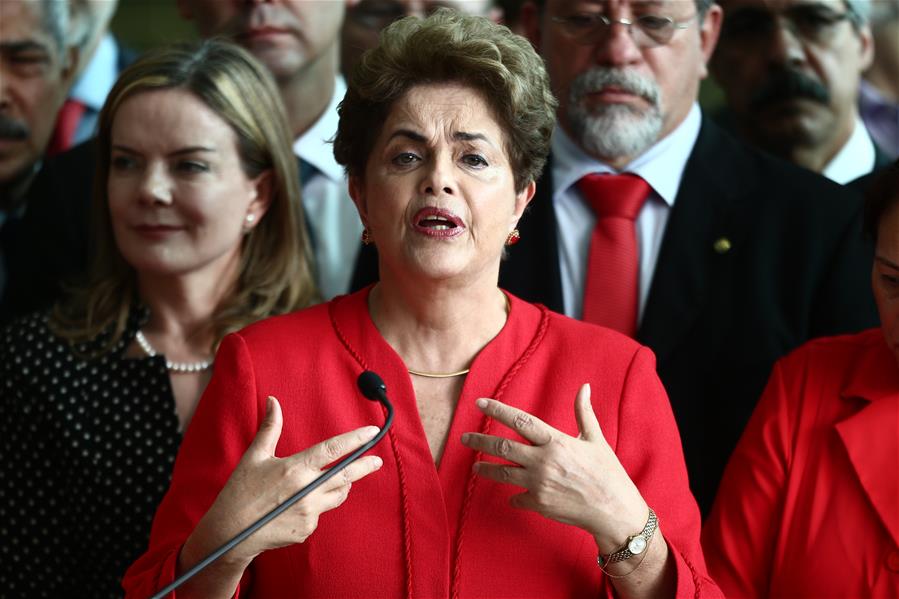 Temer assume presidência do Brasil, Rousseff promete resistência