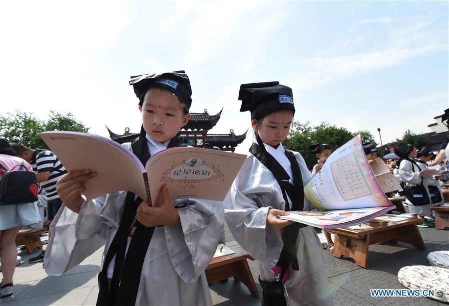 Crianças trajadas com “Hanfu” participam em cerimônia de estrita no leste da China