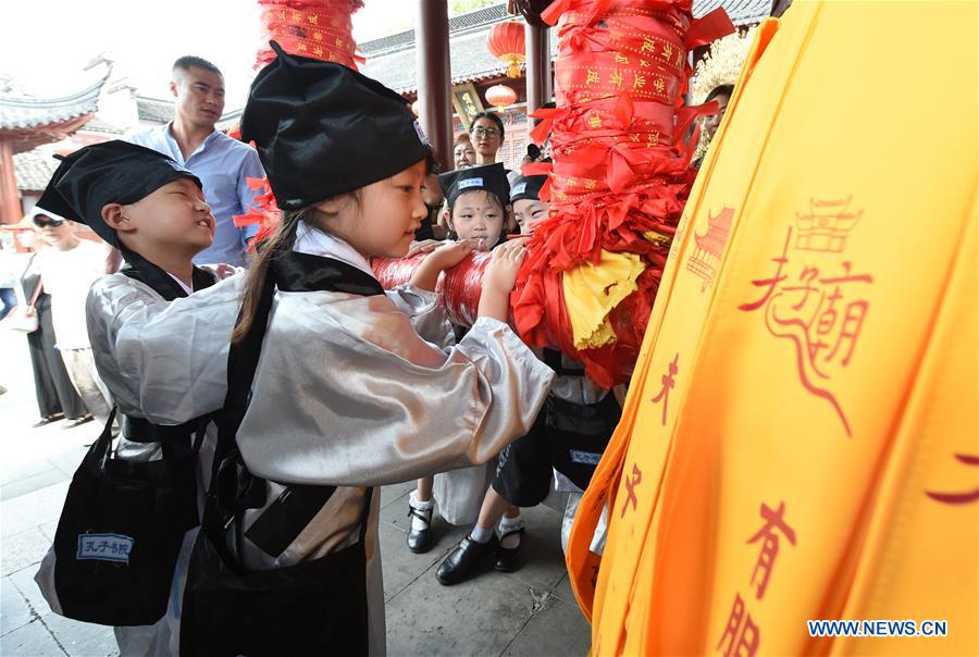 Crianças trajadas com “Hanfu” participam em cerimônia de estrita no leste da China