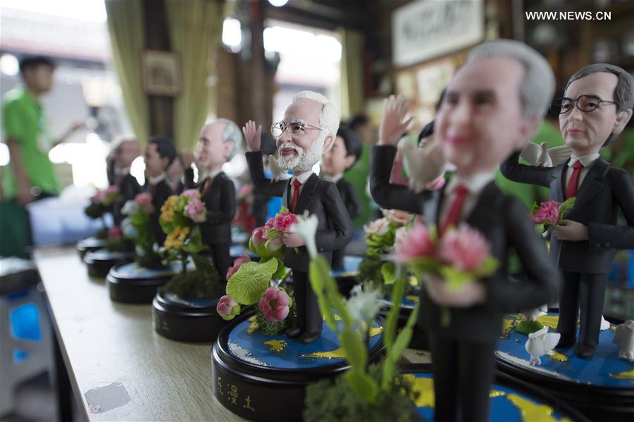 Figuras de barro que caracterizam líderes da Cúpula do G20 em exposição em Hangzhou