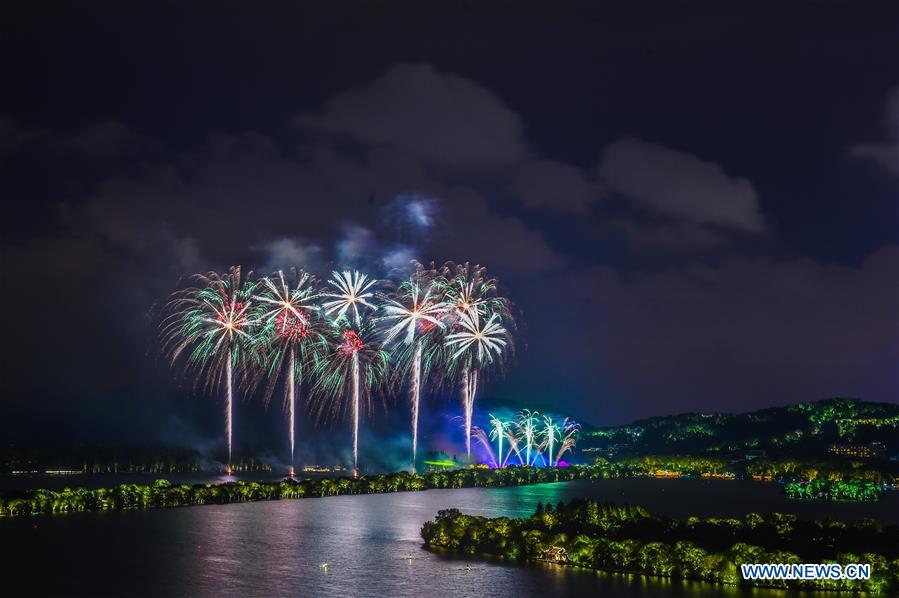 Fogos-de-artifício iluminam Lago do Oeste em Hangzhou