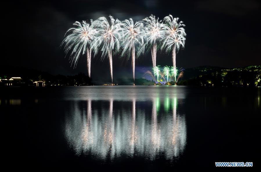 Fogos-de-artifício iluminam Lago do Oeste em Hangzhou