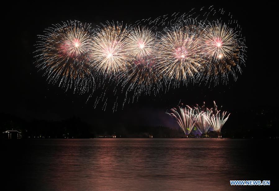 Fogos-de-artifício iluminam Lago do Oeste em Hangzhou