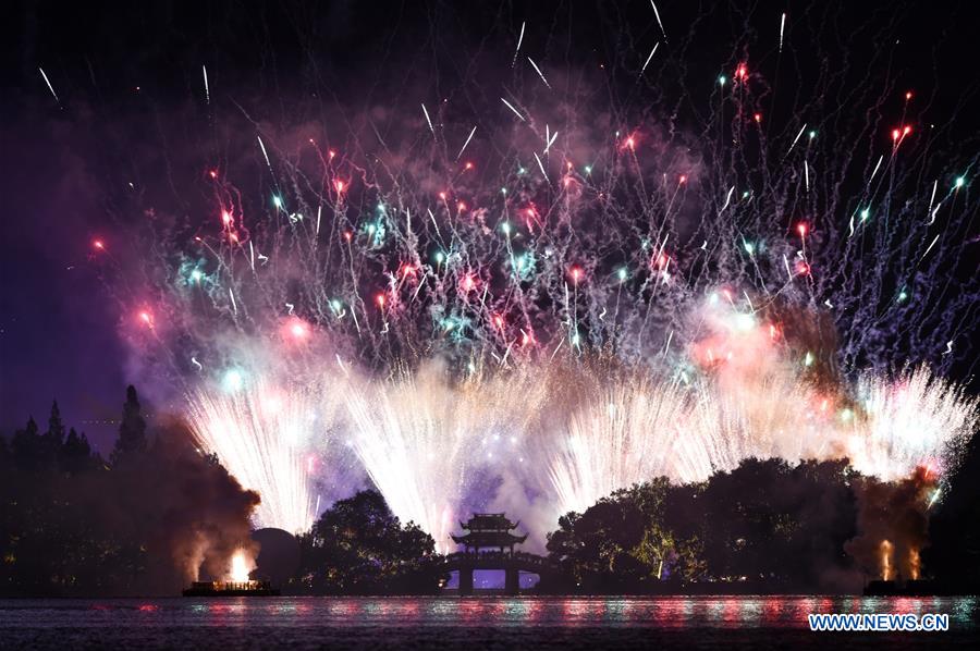 Fogos-de-artifício iluminam Lago do Oeste em Hangzhou