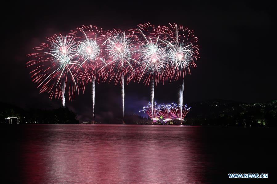 Fogos-de-artifício iluminam Lago do Oeste em Hangzhou