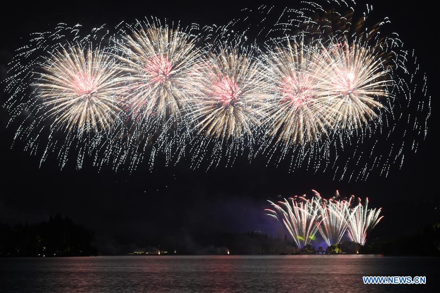 Fogos-de-artifício iluminam Lago do Oeste em Hangzhou