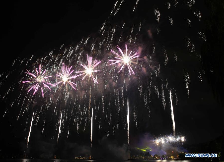 Fogos-de-artifício iluminam Lago do Oeste em Hangzhou