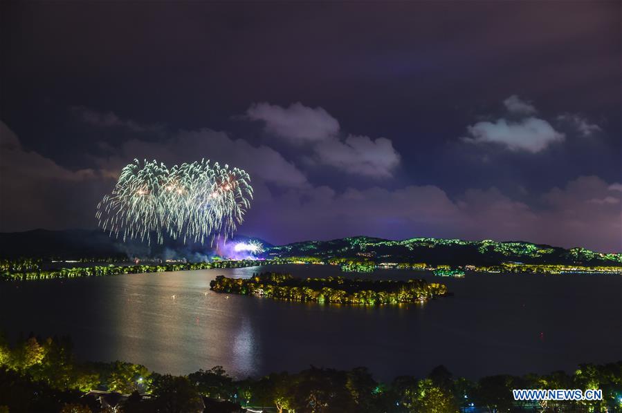 Fogos-de-artifício iluminam Lago do Oeste em Hangzhou