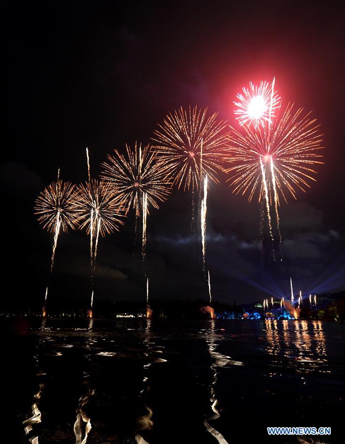 Fogos-de-artifício iluminam Lago do Oeste em Hangzhou