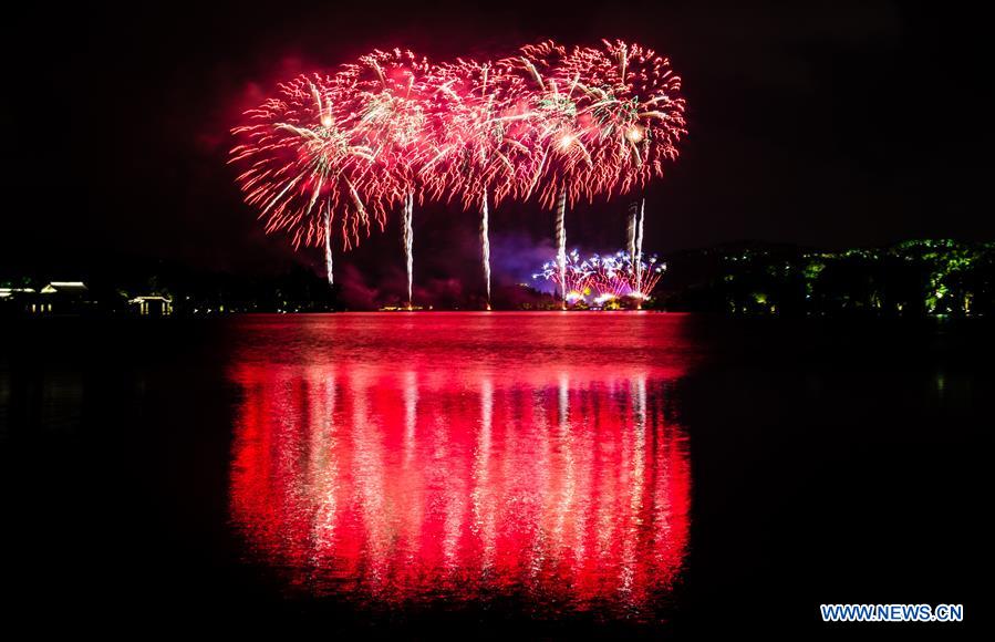 Fogos-de-artifício iluminam Lago do Oeste em Hangzhou