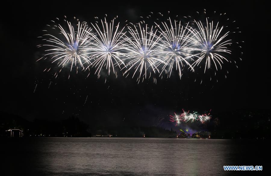 Fogos-de-artifício iluminam Lago do Oeste em Hangzhou