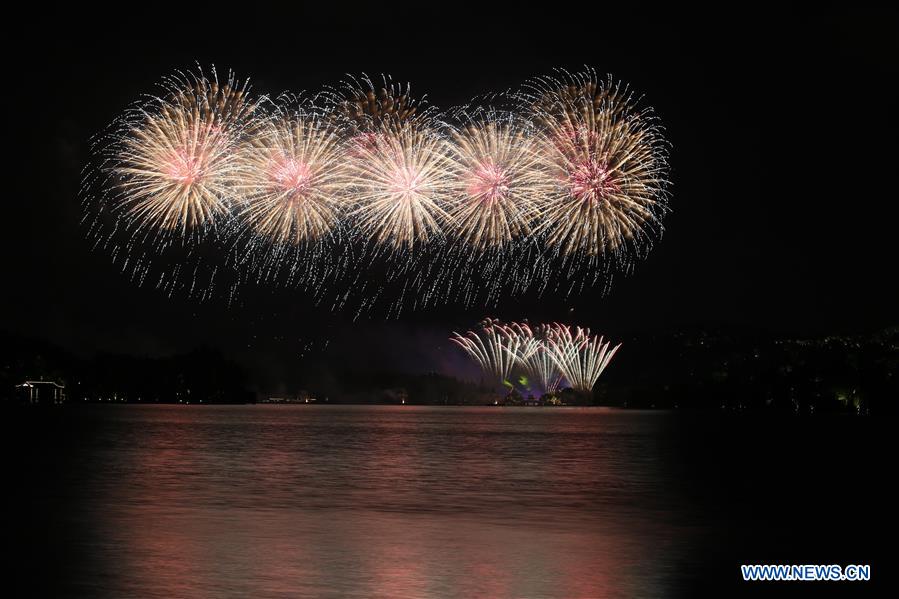 Fogos-de-artifício iluminam Lago do Oeste em Hangzhou