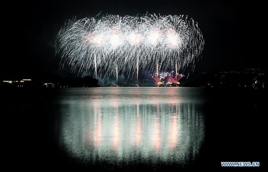 Fogos-de-artifício iluminam Lago do Oeste em Hangzhou