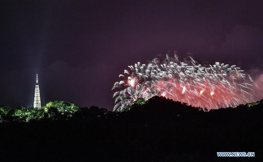 Fogos-de-artifício iluminam Lago do Oeste em Hangzhou