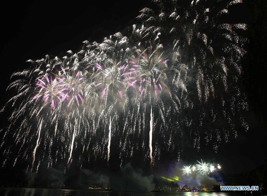 Fogos-de-artifício iluminam Lago do Oeste em Hangzhou