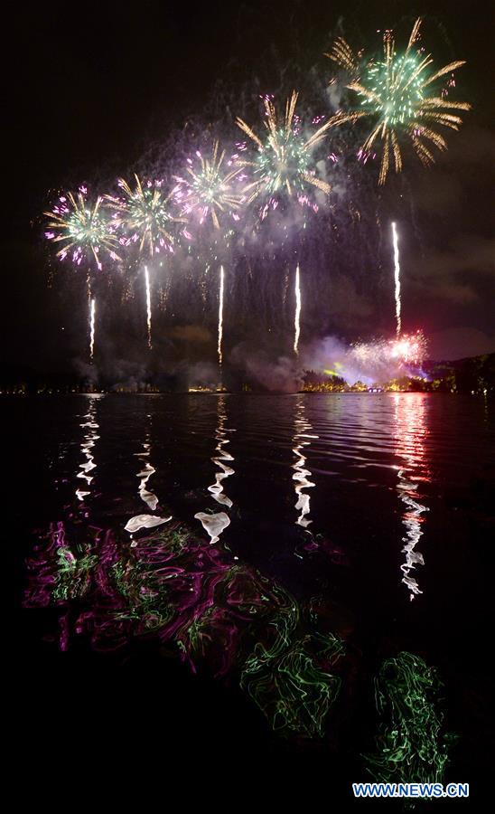 Fogos-de-artifício iluminam Lago do Oeste em Hangzhou