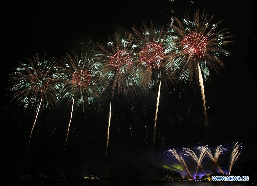 Fogos-de-artifício iluminam Lago do Oeste em Hangzhou