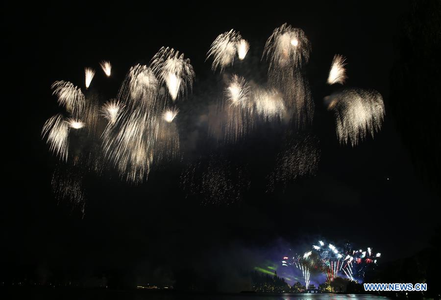 Fogos-de-artifício iluminam Lago do Oeste em Hangzhou