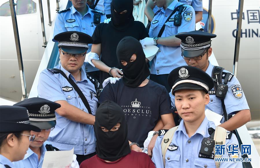 129 suspeitos chineses de fraude de telecomunicação são repatriados da Armênia