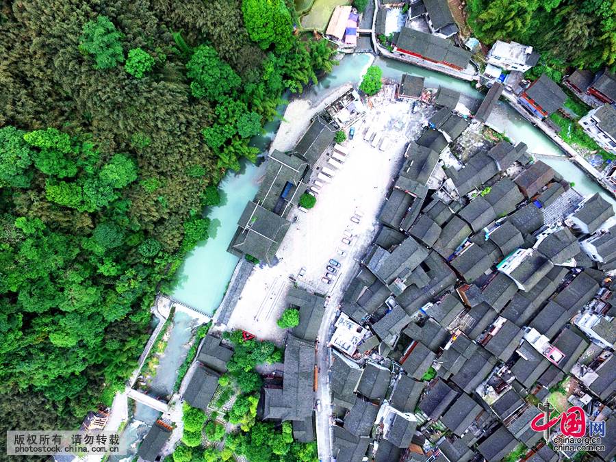 Vista aérea da Vila Dehang da etnia Miao na Província de Hunan