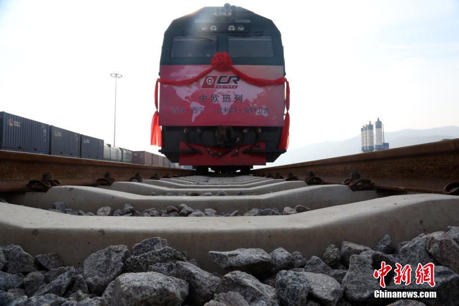 Primeiro trem China-Europa a atravessar o planalto Qinghai-Tibete entra em operação