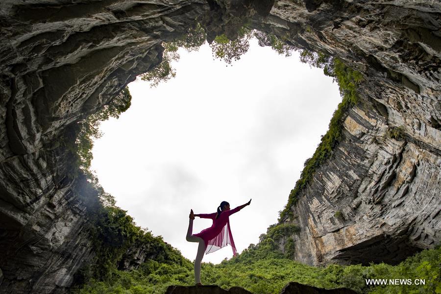 Fãs de yoga praticam em região montanhosa no centro da China