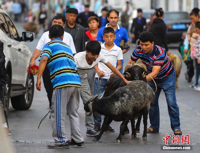 Muçulmanos em Xinjiang celebram Festa do Sacrifício