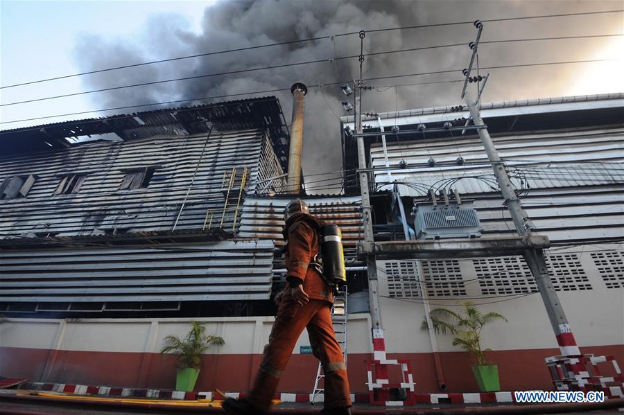 Incêndio atinge tinturaria em Bangkok