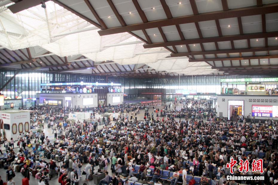 Estações de trem da China com intenso fluxo de passageiros