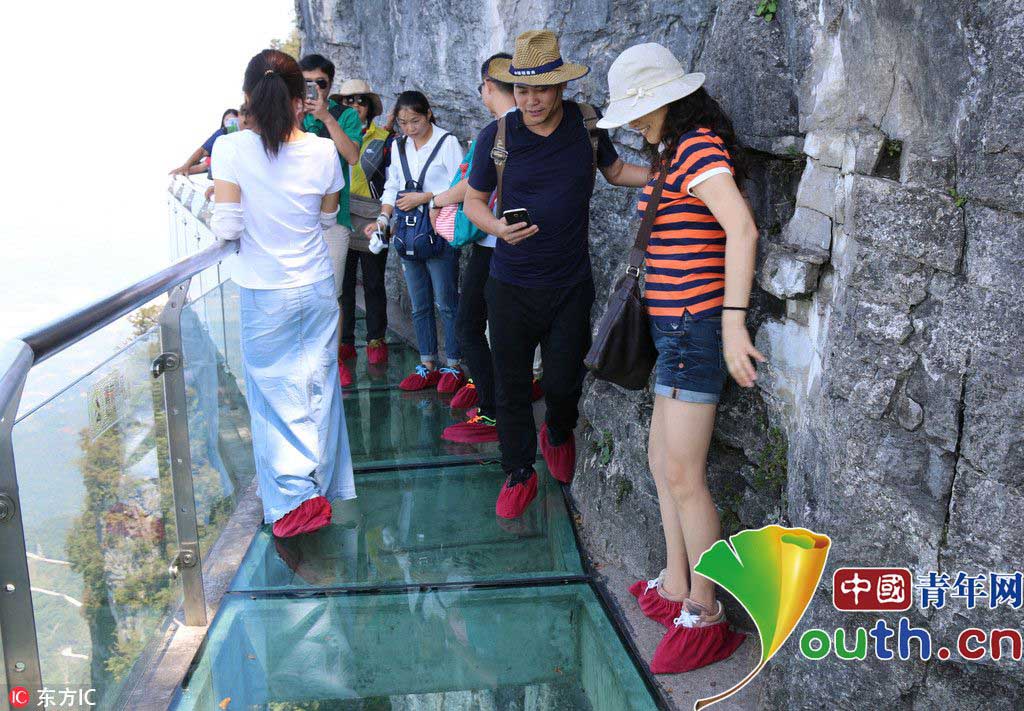 Turista é atingida por pedra em passarela de vidro no centro da China