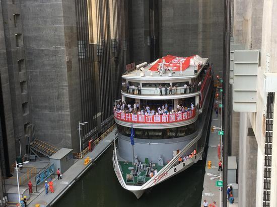 Maior elevador de navios do mundo inicia operação na Represa das Três Gargantas da China