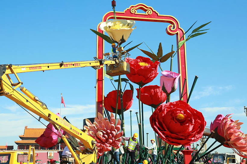 Flores artificiais decoram Praça Tian’anmen para celebrar a chegada do Dia Nacional