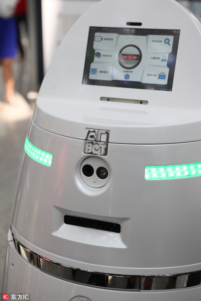 Primeiro robô de vigilância entra ao serviço no aeroporto de Shenzhen