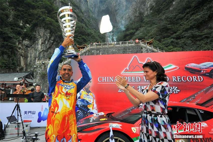 Italiano estabelece novo recorde com a Ferrari na “estrada milagre” na China