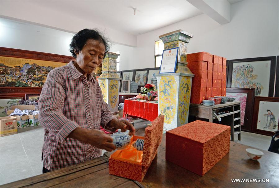 Chinesa de 86 anos de idade e seu “palácio de porcelana”