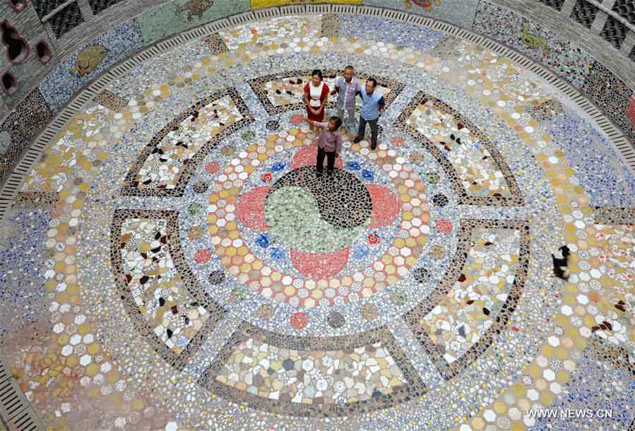 Chinesa de 86 anos de idade e seu “palácio de porcelana”