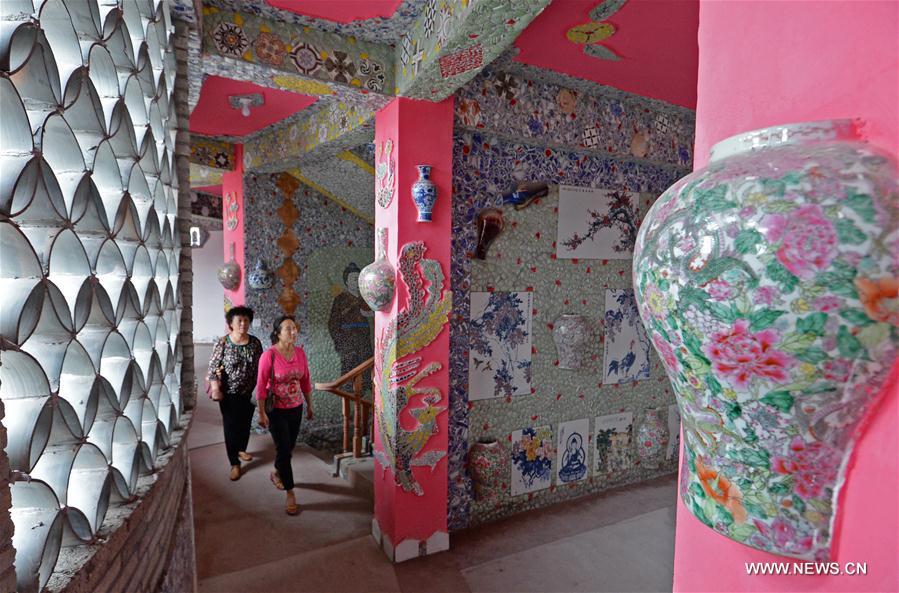 Chinesa de 86 anos de idade e seu “palácio de porcelana”