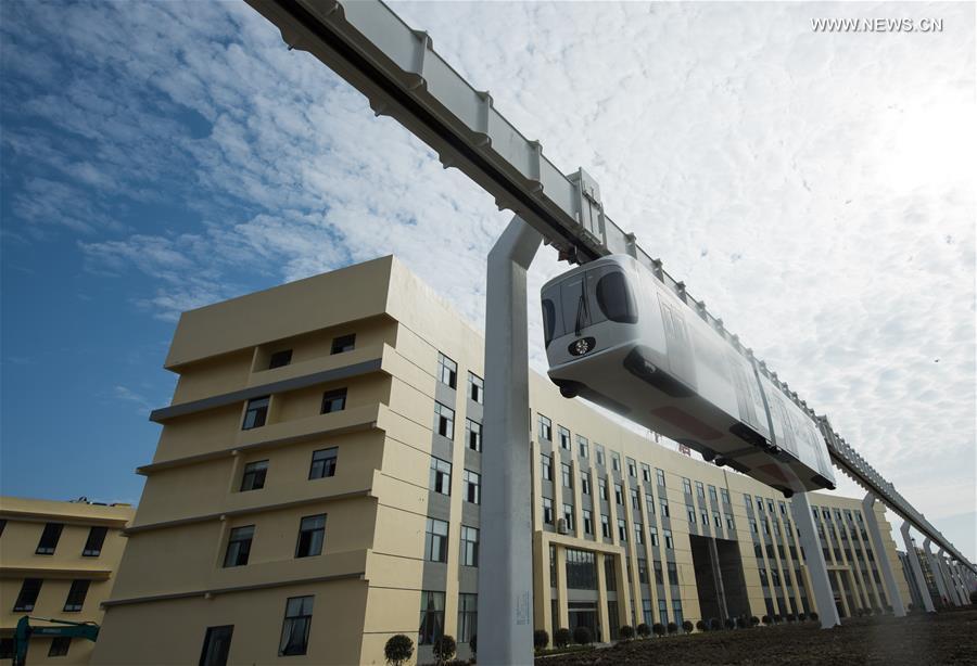 Primeira ferrovia elevada da China completa teste