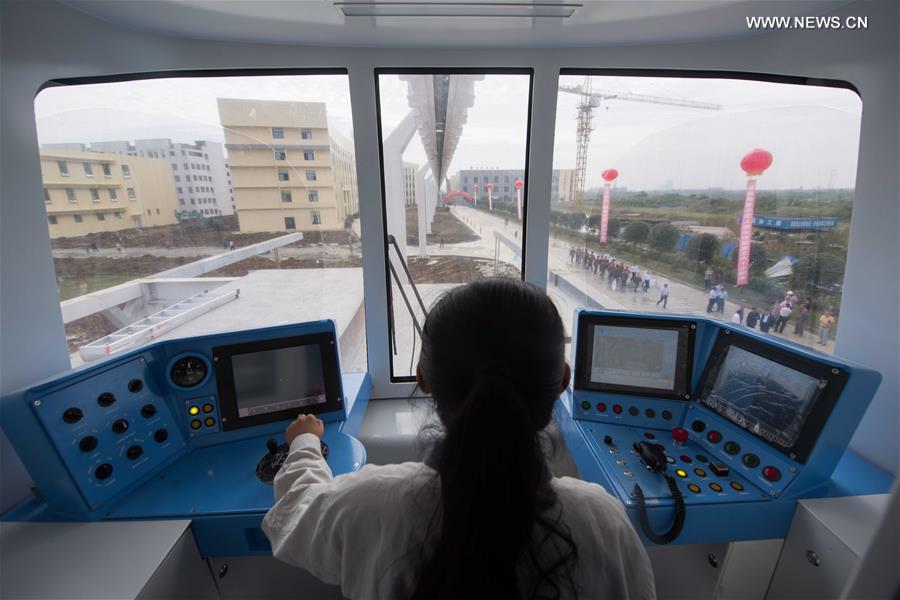 Primeira ferrovia elevada da China completa teste