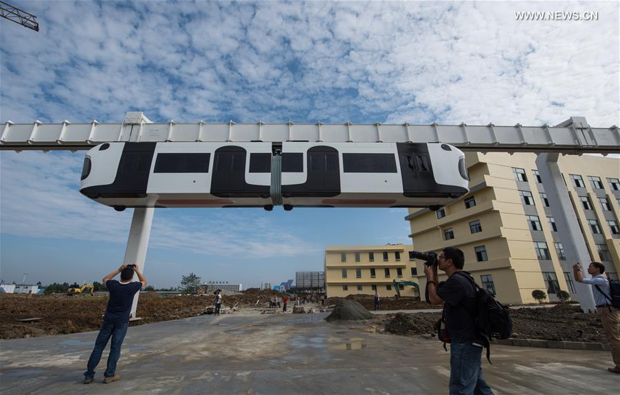 Primeira ferrovia elevada da China completa teste